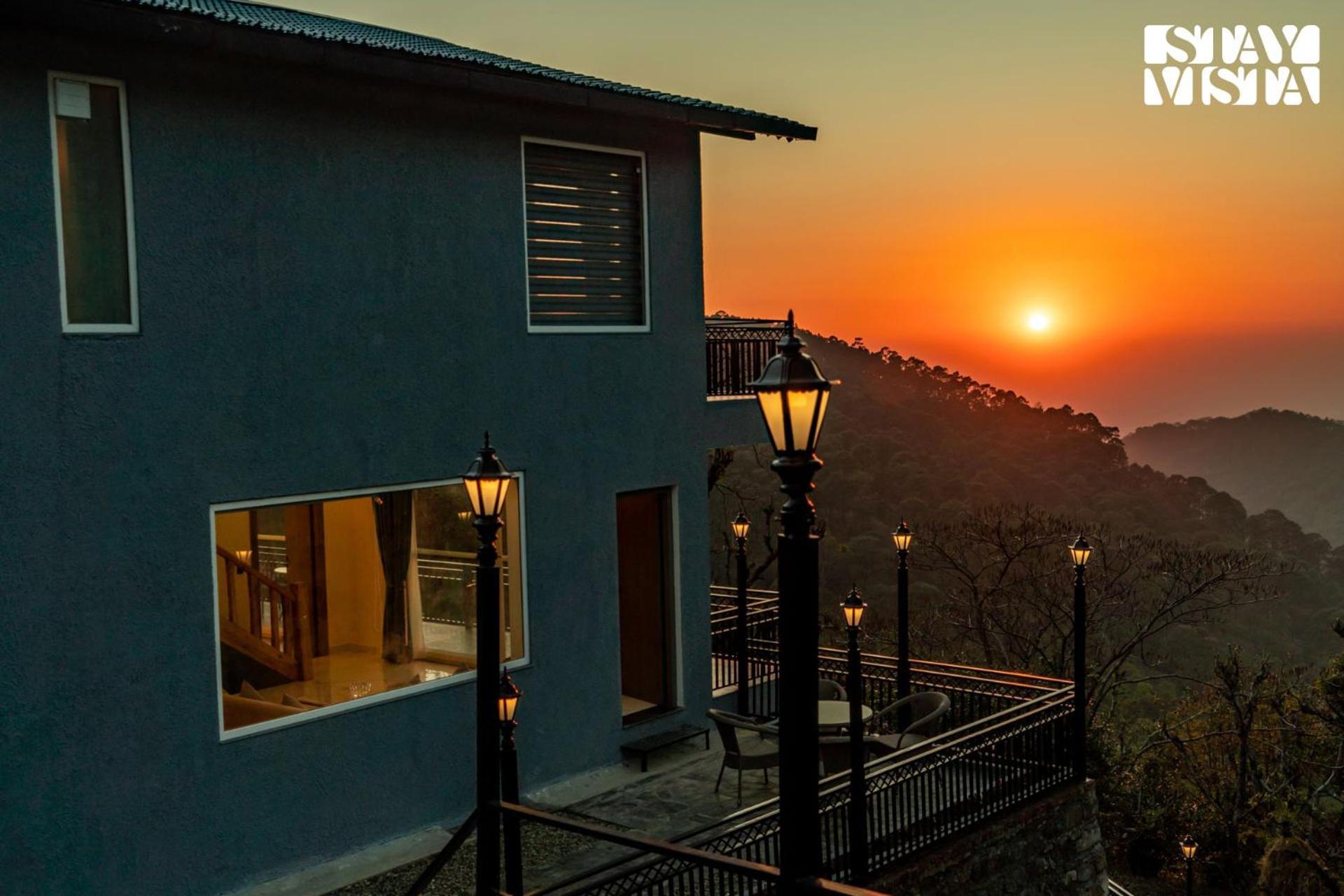 Stayvista At Sunset Springs With Pool & Views Найнитал Экстерьер фото