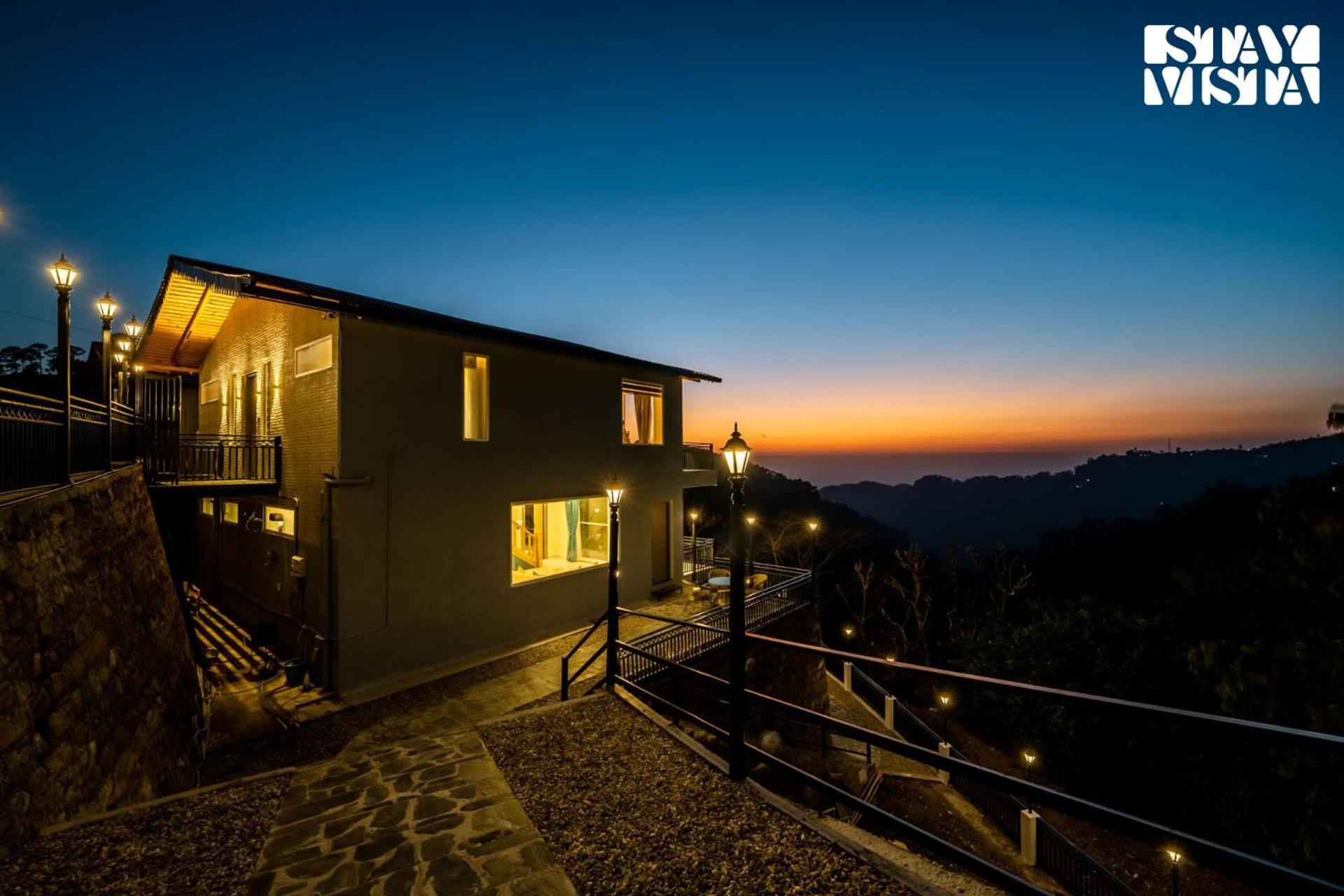 Stayvista At Sunset Springs With Pool & Views Найнитал Экстерьер фото