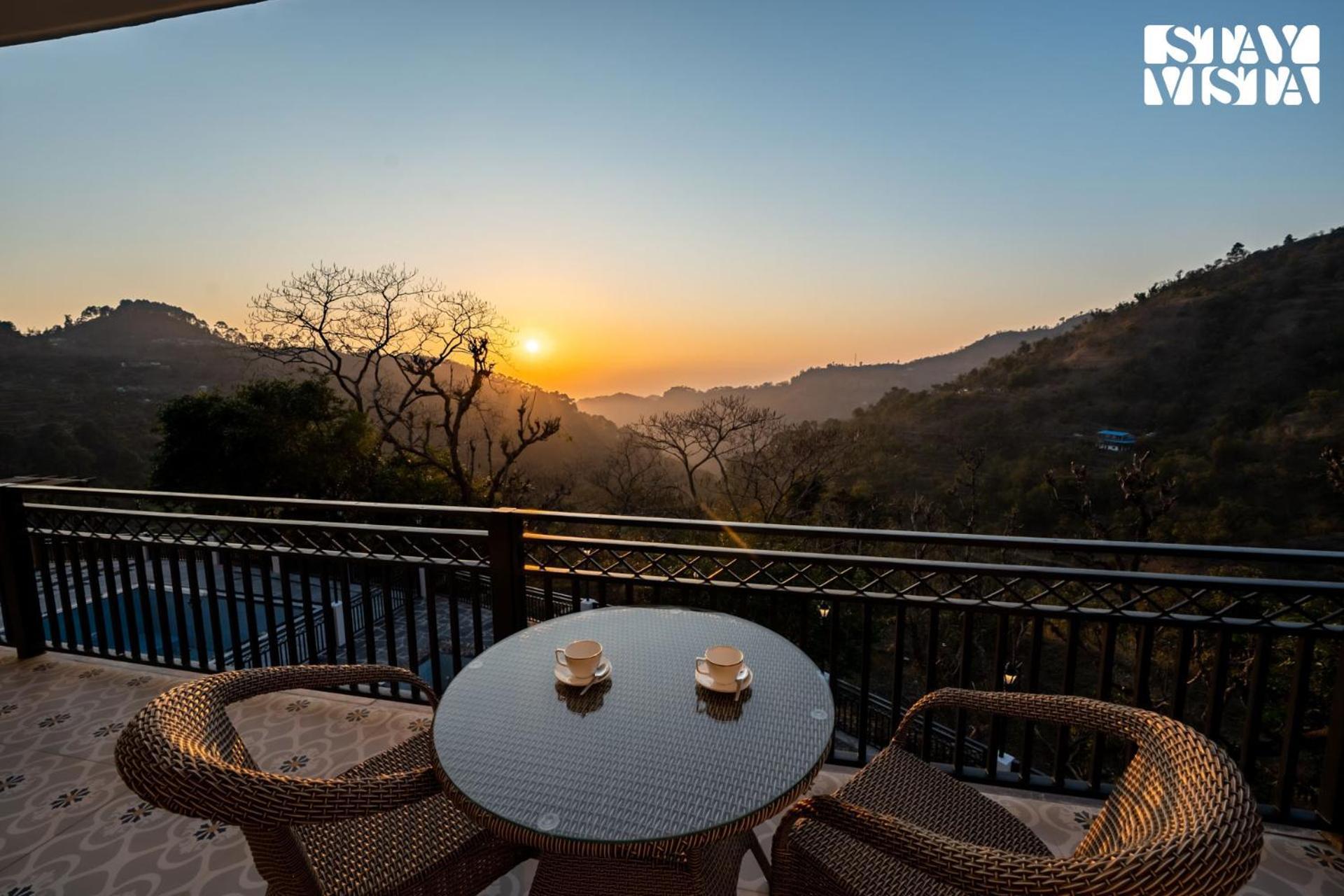 Stayvista At Sunset Springs With Pool & Views Найнитал Экстерьер фото